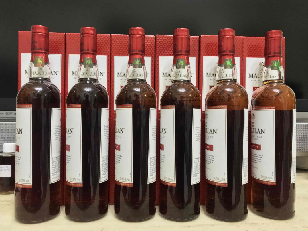 Macallan Classic Cut 2017 美版750ML 桶强，红通通的，特喜气。喜爱高酒精的口感，如果699一瓶的话，非常值得购入。 奶油、巧克力、麦芽香甜