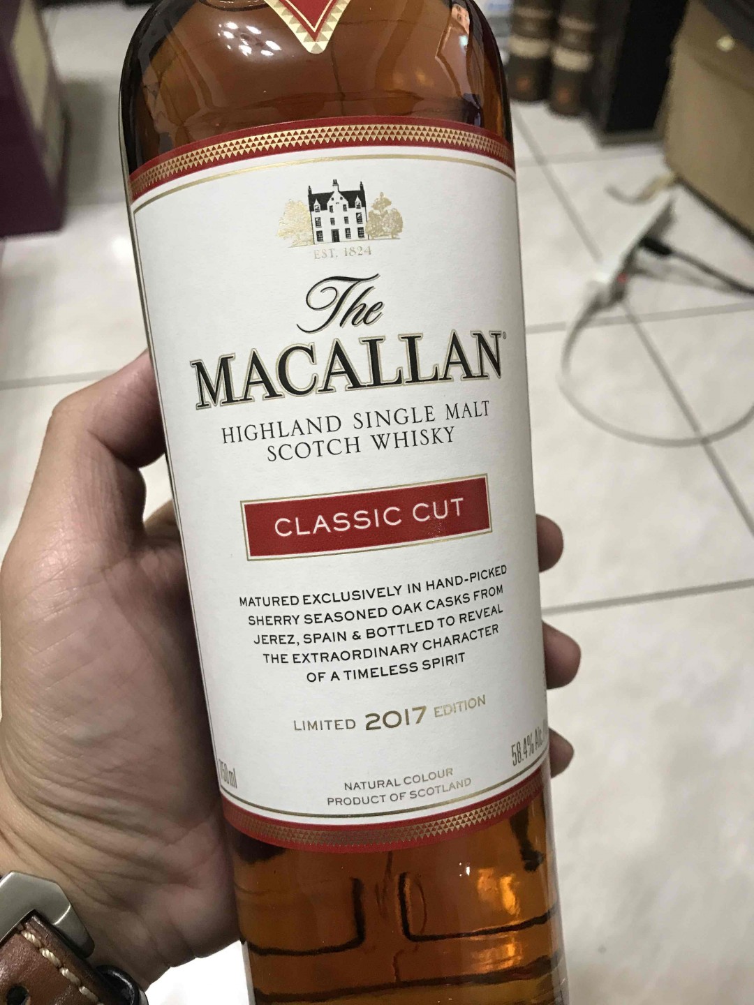 Macallan Classic Cut 2017 美版750ML 桶强，红通通的，特喜气。喜爱高酒精的口感，如果699一瓶的话，非常值得购入。 奶油、巧克力、麦芽香甜