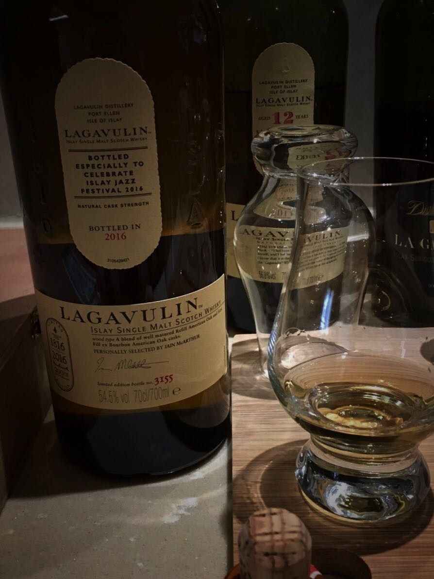 狂欢，其实是一群人的孤单。 孤单，反而是一个人的狂欢！