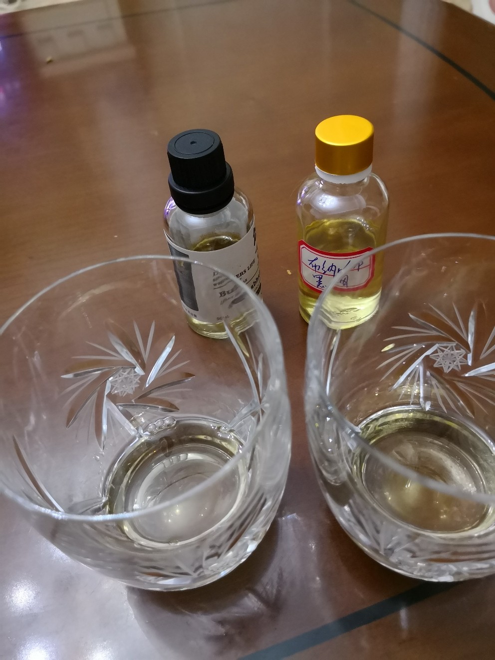 布纳哈本两个基础款-泥煤和黑烟对比