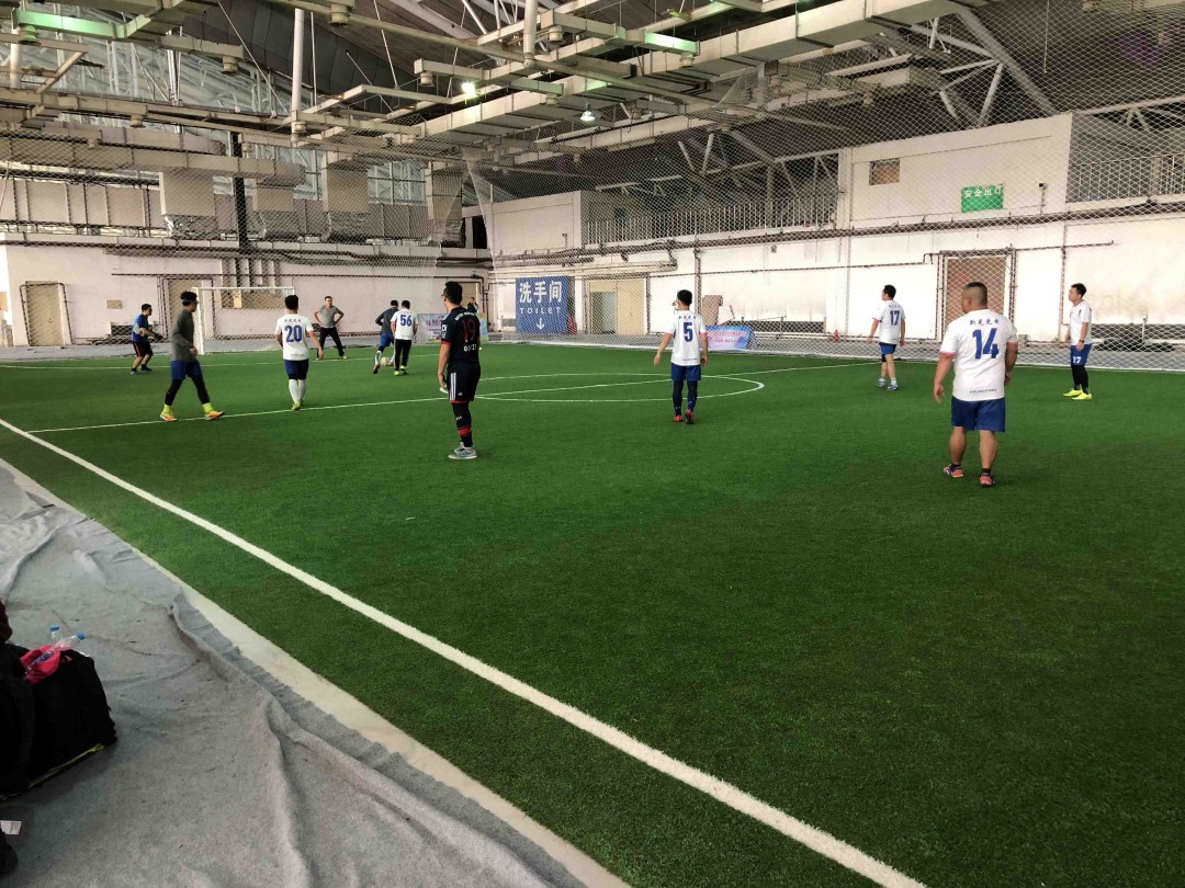 踢完球 一会回家喝酒