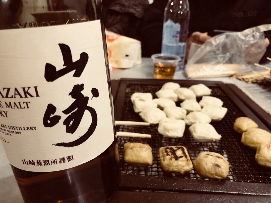 我爸昨晚打电话给我说：“你带瓶酒出来，我们找个地方喝点！”我想着好久没见了还带了两只茄，结果我爸说我妈今晚做的饭不好吃！随便吃点喝点......