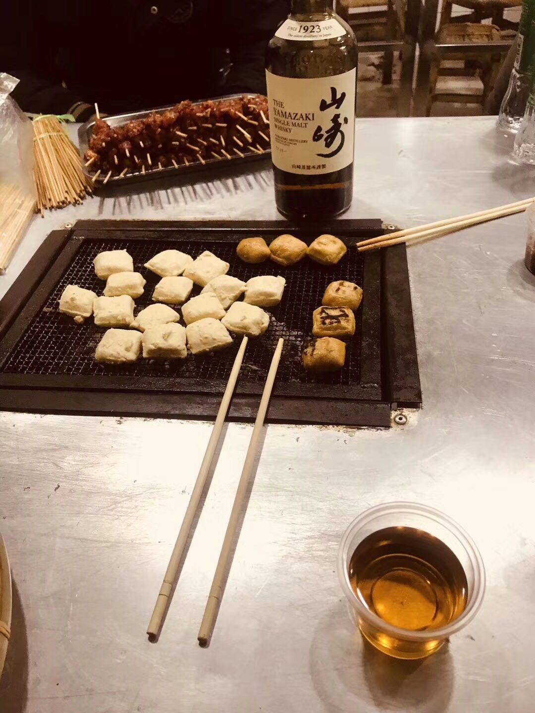 我爸昨晚打电话给我说：“你带瓶酒出来，我们找个地方喝点！”我想着好久没见了还带了两只茄，结果我爸说我妈今晚做的饭不好吃！随便吃点喝点......