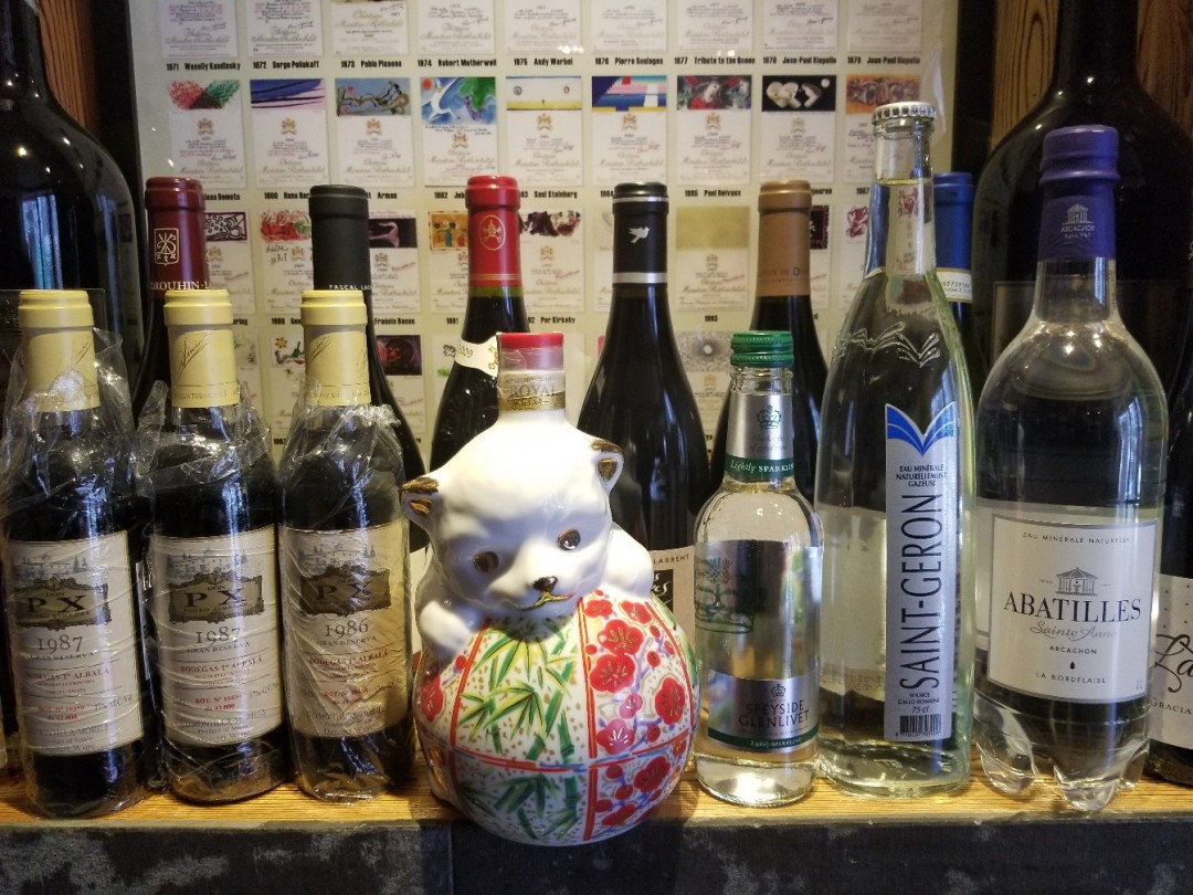 感觉不像狗像个小熊，不过很可爱。酒虫送的天然水，感觉没我的好…