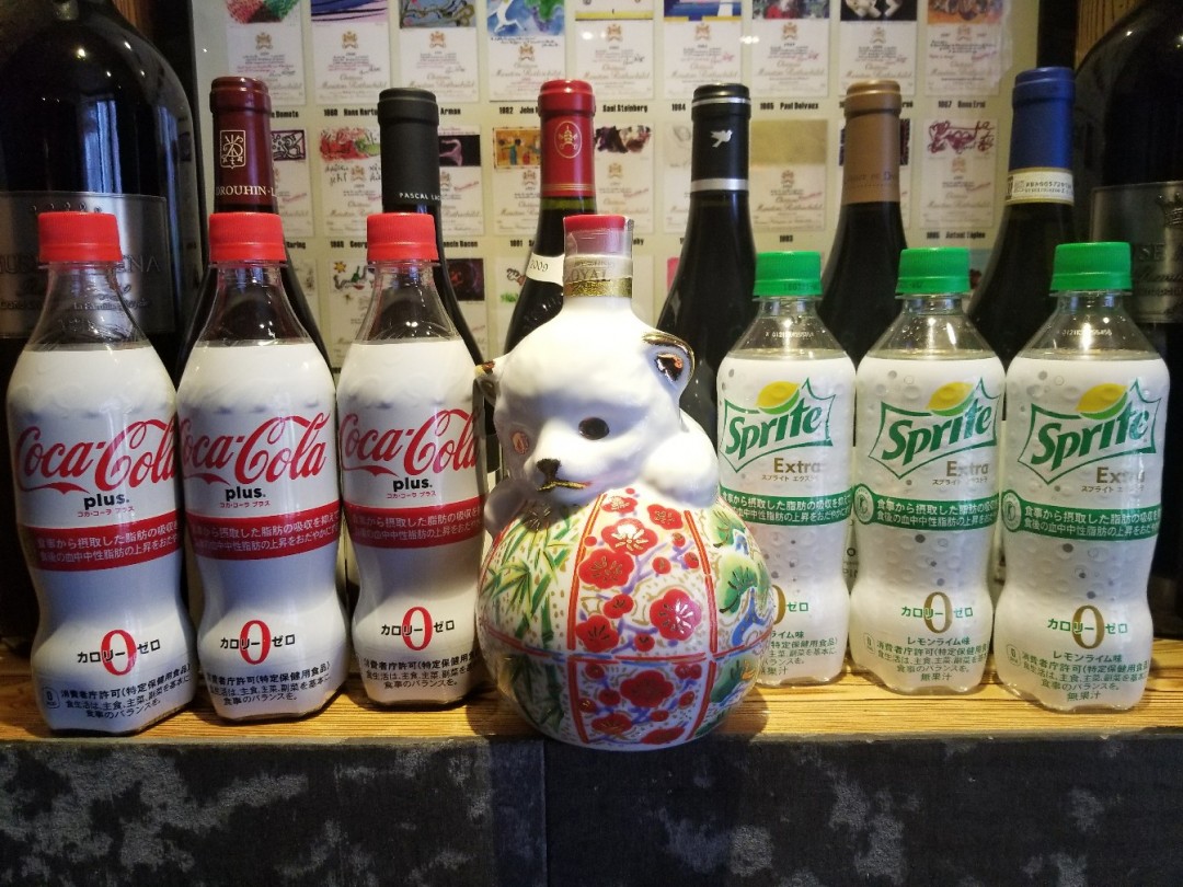 感觉不像狗像个小熊，不过很可爱。酒虫送的天然水，感觉没我的好…