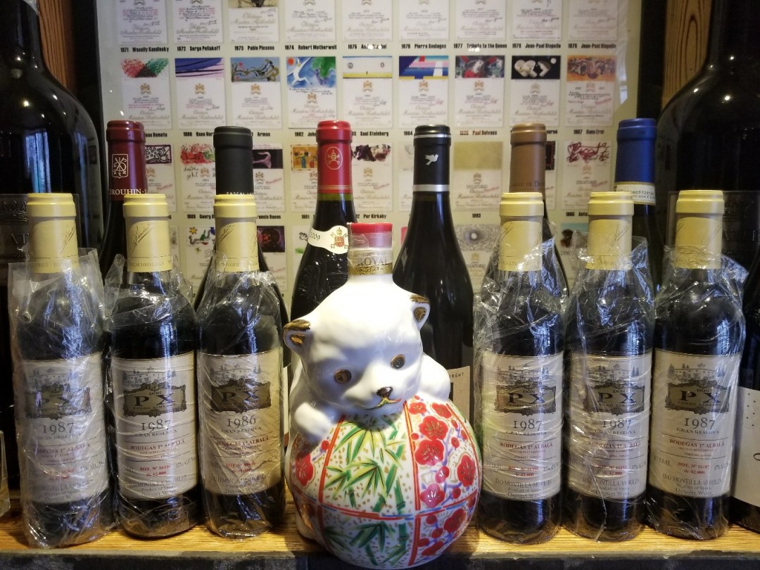 感觉不像狗像个小熊，不过很可爱。酒虫送的天然水，感觉没我的好…