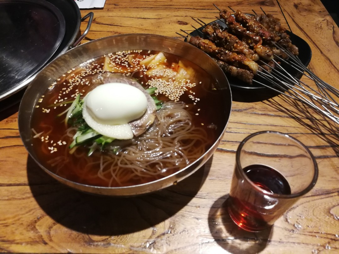 轩尼诗XO配烤串、冷面