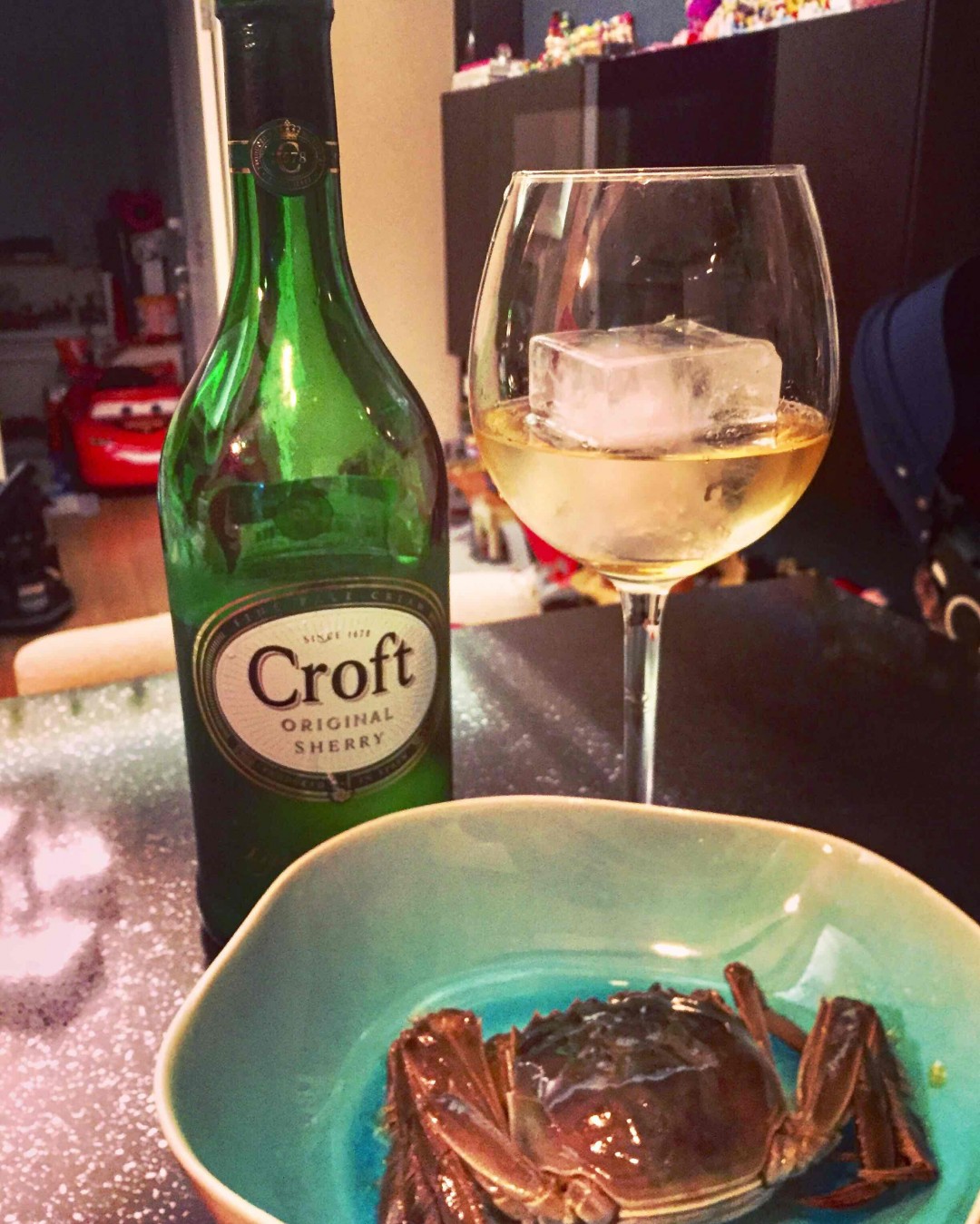 雪莉加冰吃醉蟹真的是绝配，再给大家推荐一个用威士忌雪莉黄酒加茶饮料和姜片的配方，自己原创，取名CP： Crab Partner，大闸蟹伴侣～