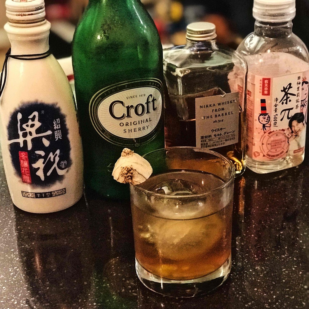 雪莉加冰吃醉蟹真的是绝配，再给大家推荐一个用威士忌雪莉黄酒加茶饮料和姜片的配方，自己原创，取名CP： Crab Partner，大闸蟹伴侣～
