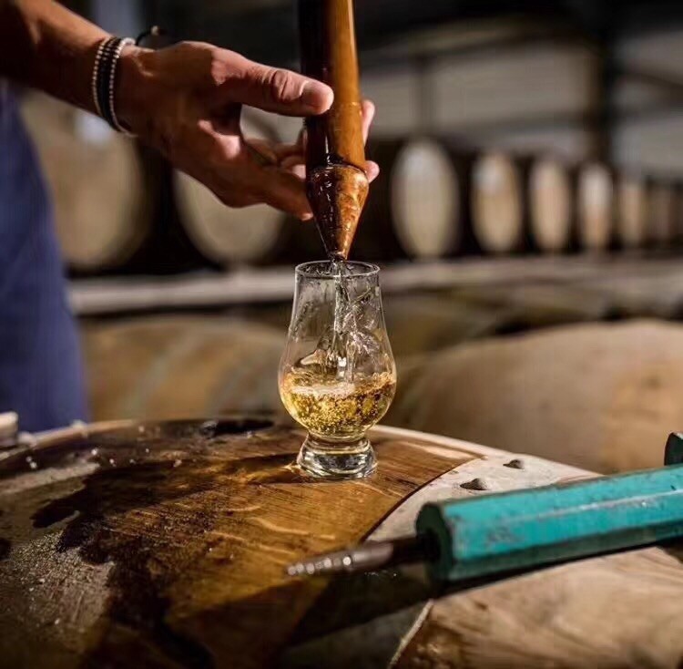 曾以为whisky只是一种酒，没想过他是良师益友，也没想过它是一个圈子和生活方式。 更没想到通过威士忌认识了这么多的好朋友，从他们那里除了喝到的酒，更让我获得新知和豁达的生活态度。 不吝时光岁月，不惧未来险峻。 早安，朋友！