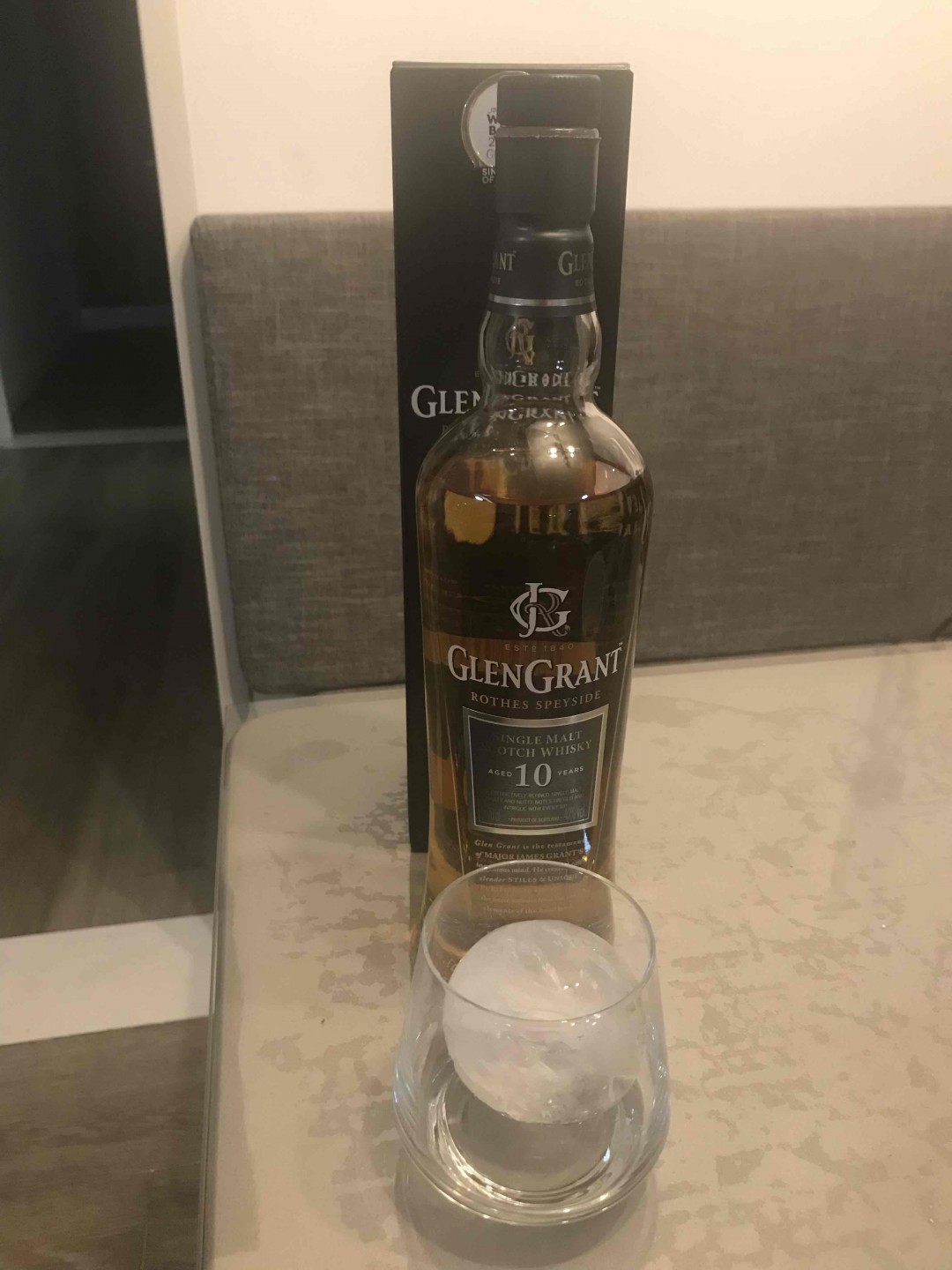Glen Grant 10 years，闻起来味道清香，前味有些呛，入喉后比较滑，不愧是评分96分的酒。性价比超高，推荐为口粮。