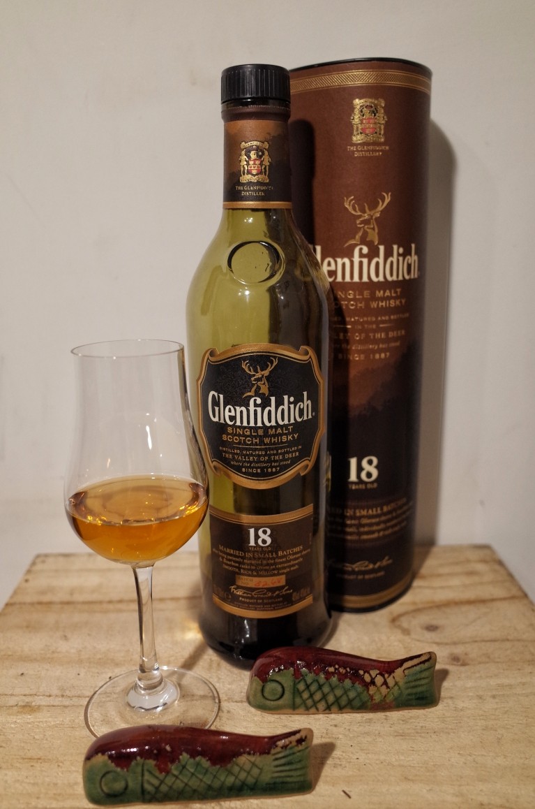 总有一支酒是灌注着你专属的伤悲