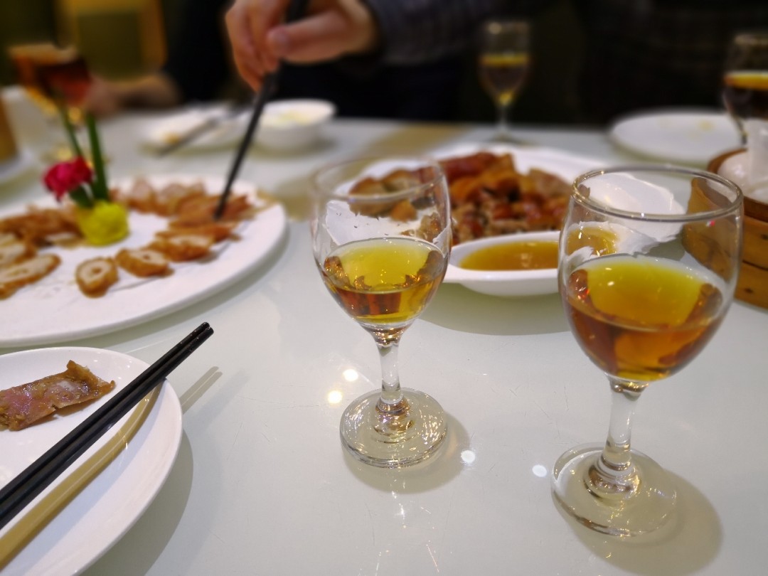 威士忌作证，上帝是爱我们的。