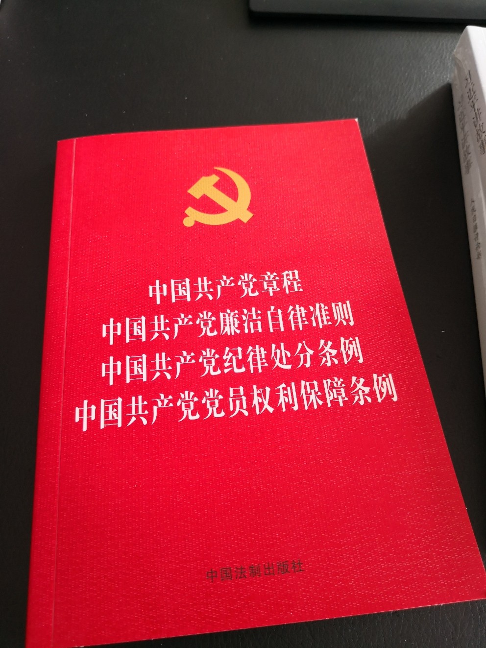 威士忌作证，上帝是爱我们的。