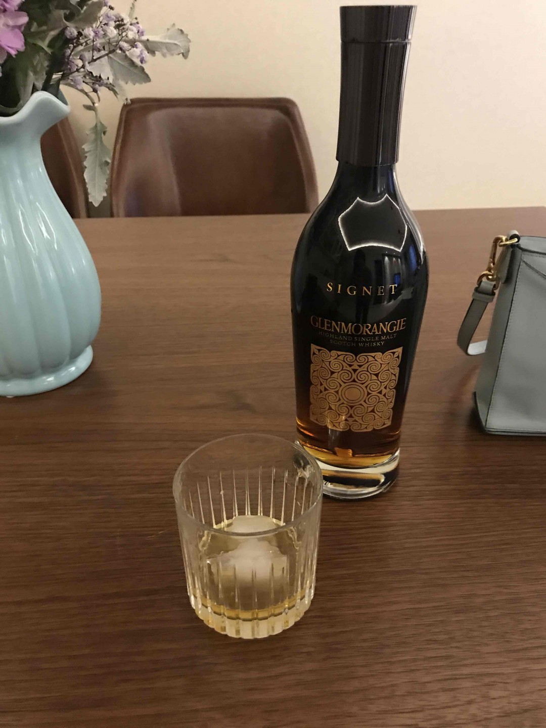 机场买的一款销售推荐酒 还不错