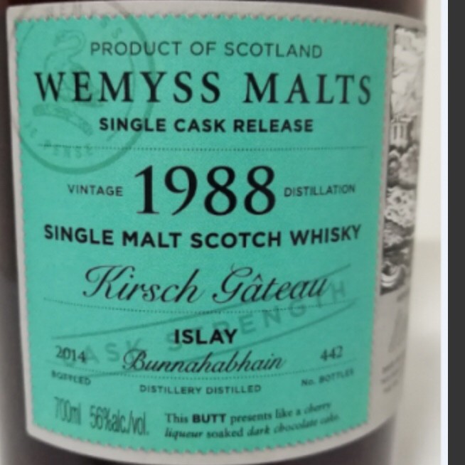 雪天里一口莓果浸润的巧克力蛋糕