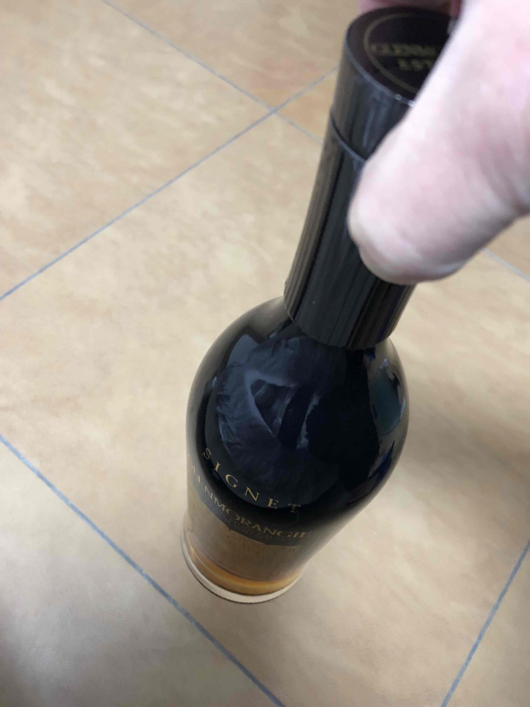 太冷了，不敢拿酒，要提酒<img src='https://sdata.whiskyworm.com/xcxpics/emoji_21.png' class='emoji' />