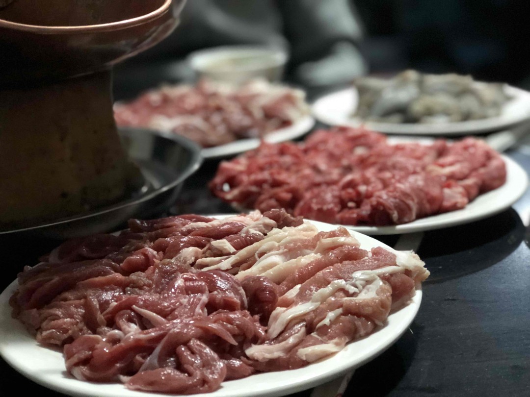 今儿回归传统，滋喽儿一口酒，吧哒一口肉