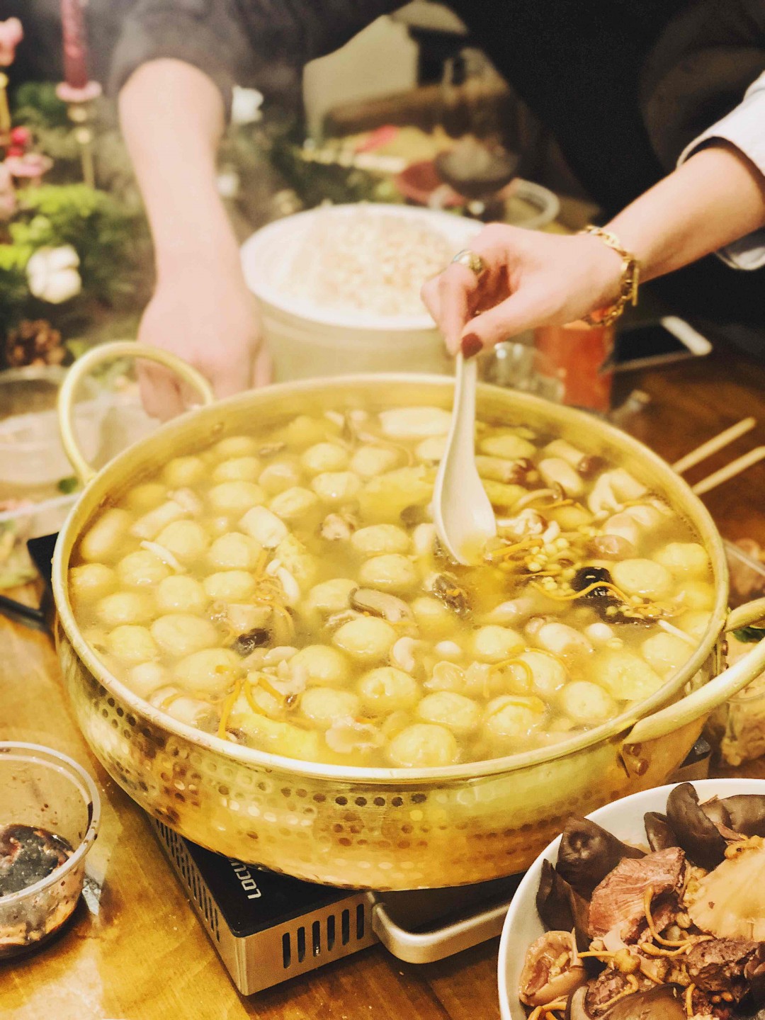 昨天晚上搞的超鲜鸡汤火锅局，然后全吐马桶里了<img src='https://sdata.whiskyworm.com/xcxpics/emoji_36.png' class='emoji' />