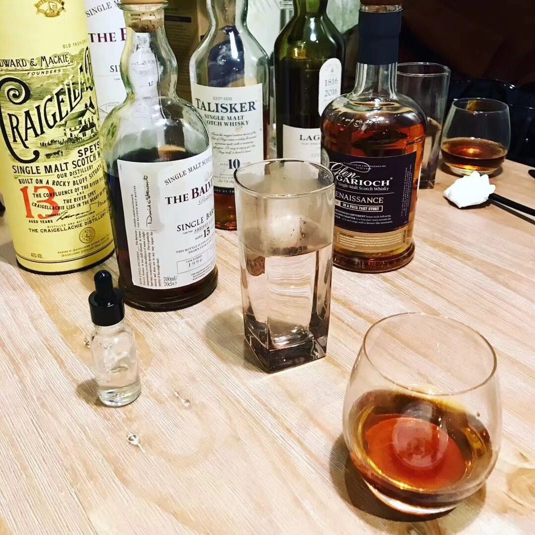 哈哈哈哈，带行李箱去喝酒，我只是喜欢喝，还说不出一二