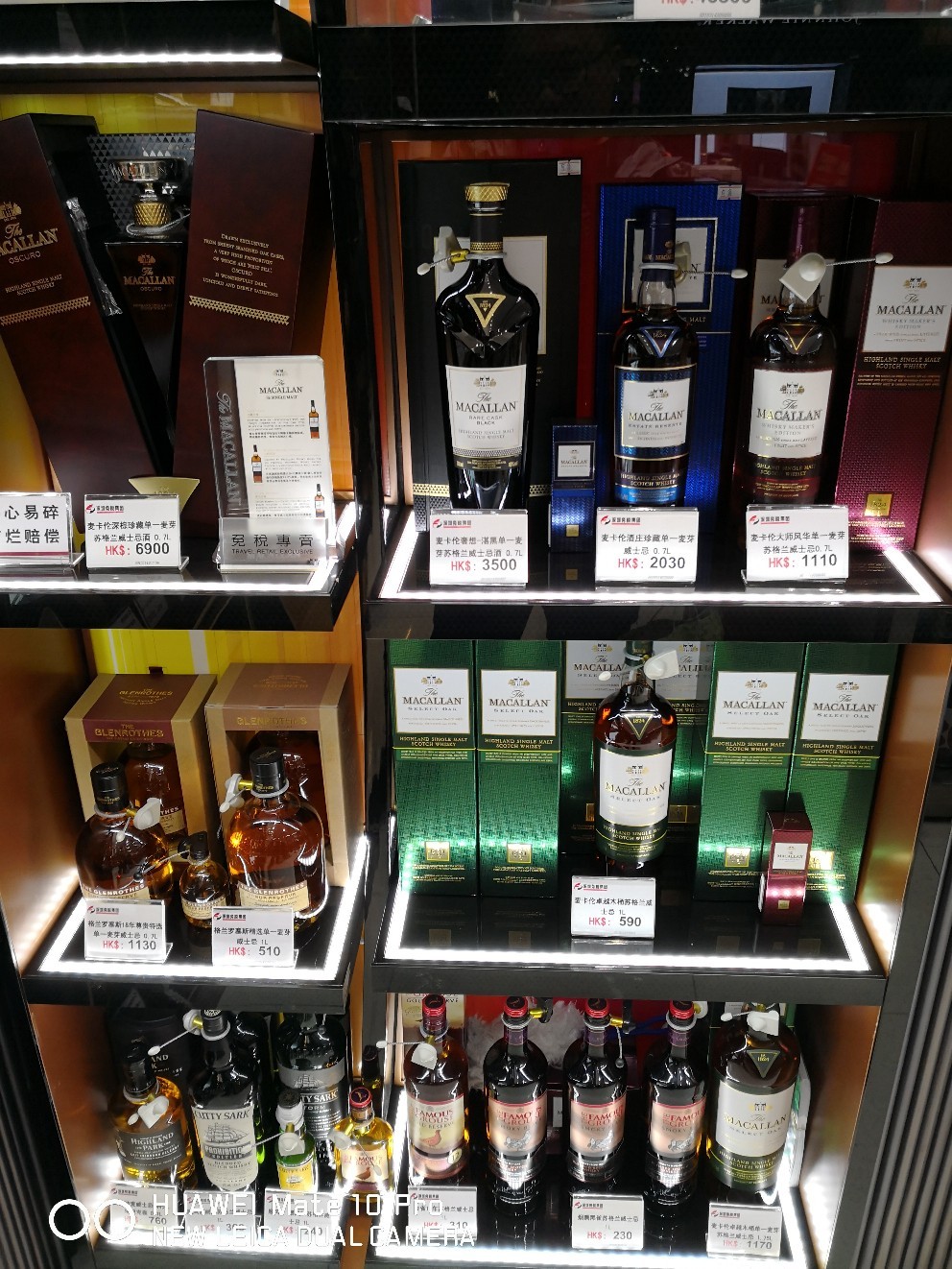 今晚逛香港免税店，很多酒想买，可惜自己一个人名额有限买不了多