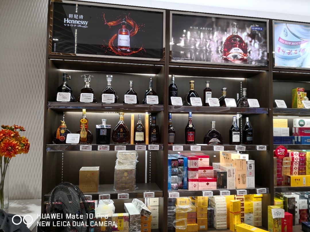 今晚逛香港免税店，很多酒想买，可惜自己一个人名额有限买不了多