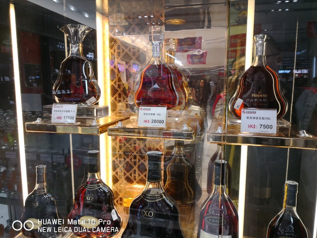 今晚逛香港免税店，很多酒想买，可惜自己一个人名额有限买不了多