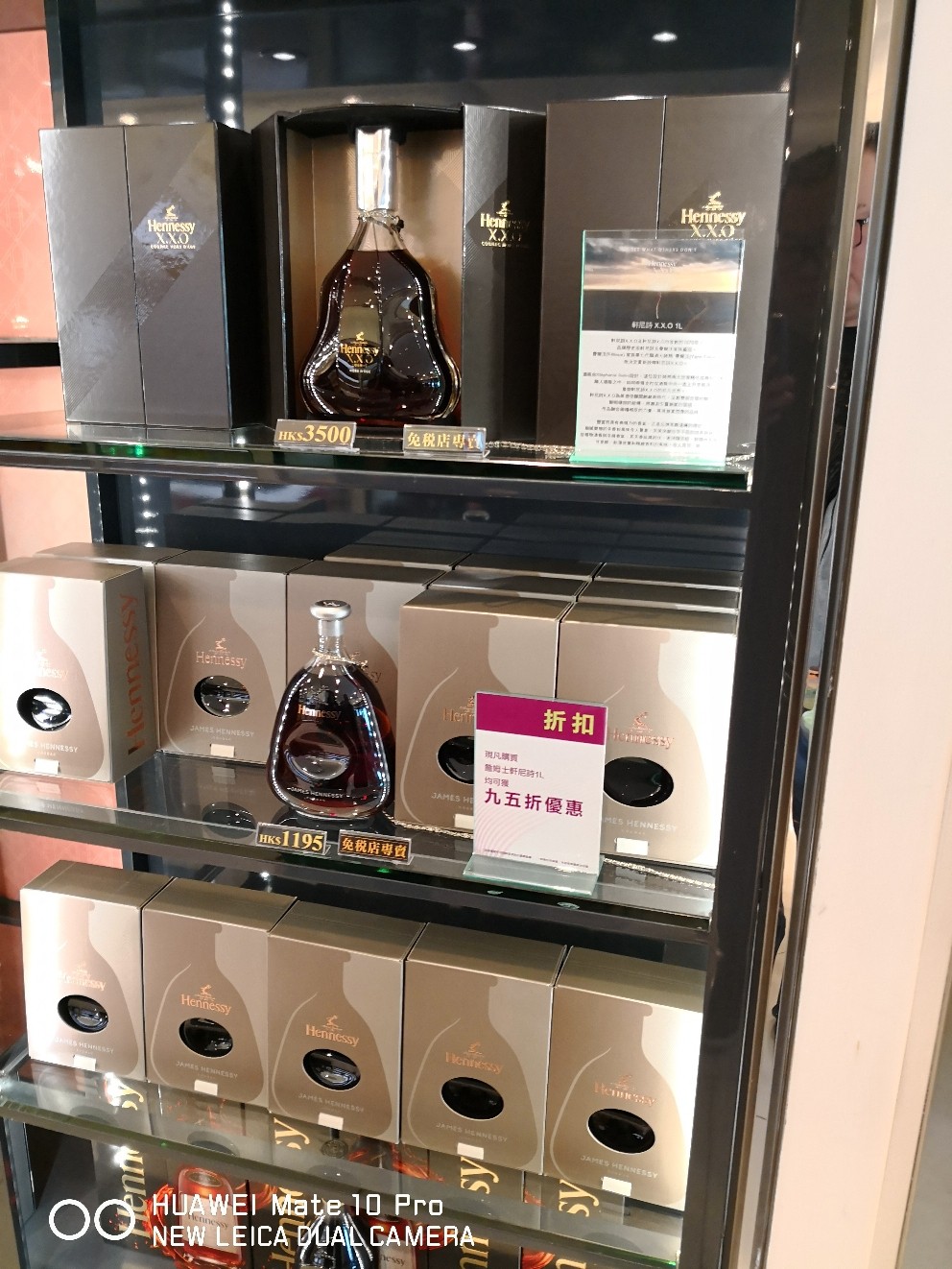 今晚逛香港免税店，很多酒想买，可惜自己一个人名额有限买不了多