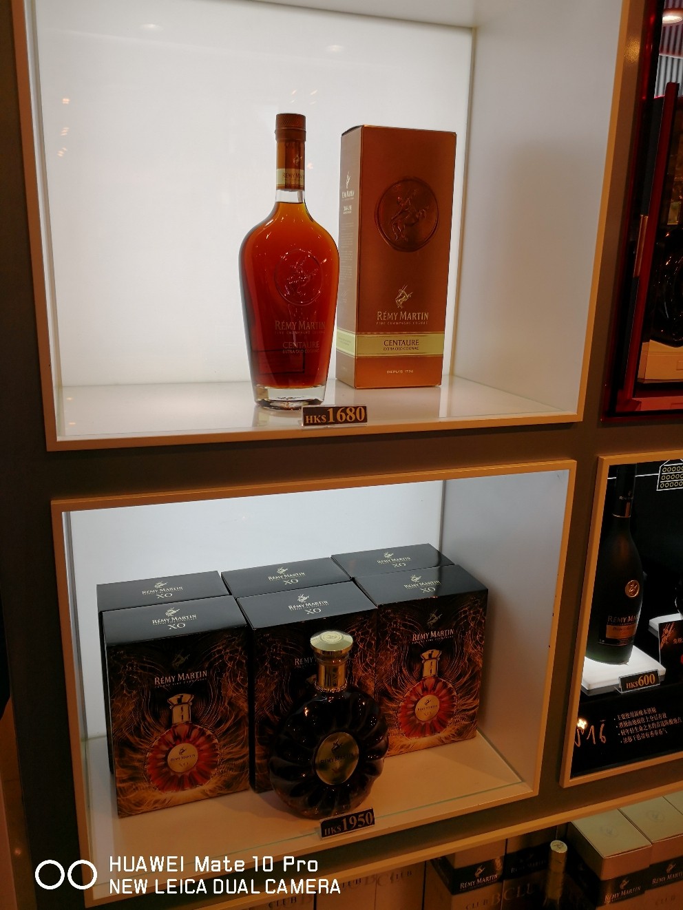 今晚逛香港免税店，很多酒想买，可惜自己一个人名额有限买不了多