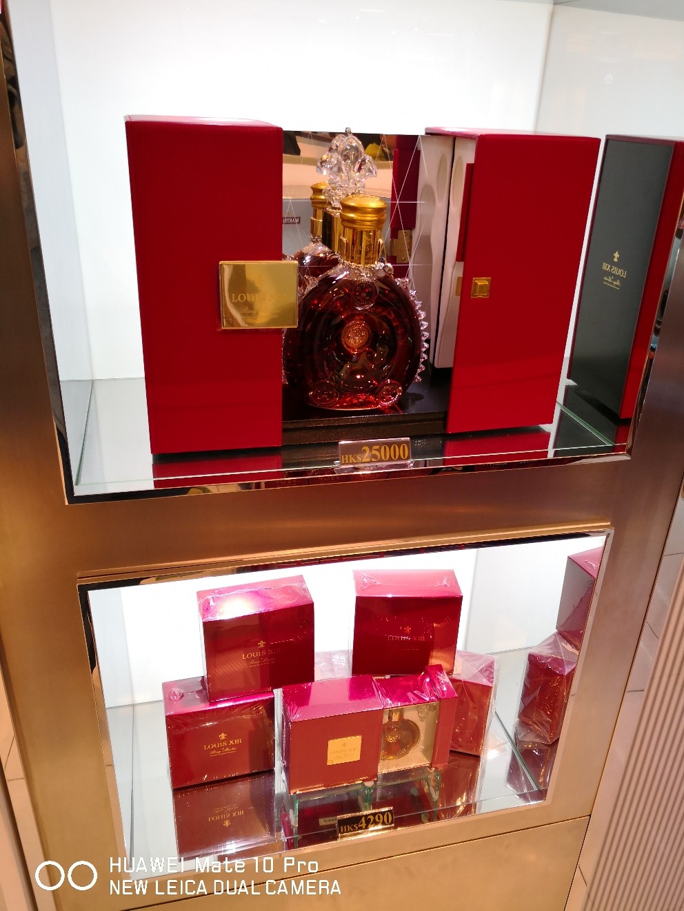 今晚逛香港免税店，很多酒想买，可惜自己一个人名额有限买不了多