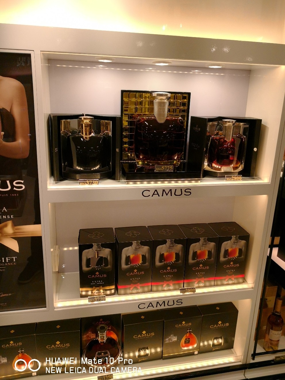 今晚逛香港免税店，很多酒想买，可惜自己一个人名额有限买不了多