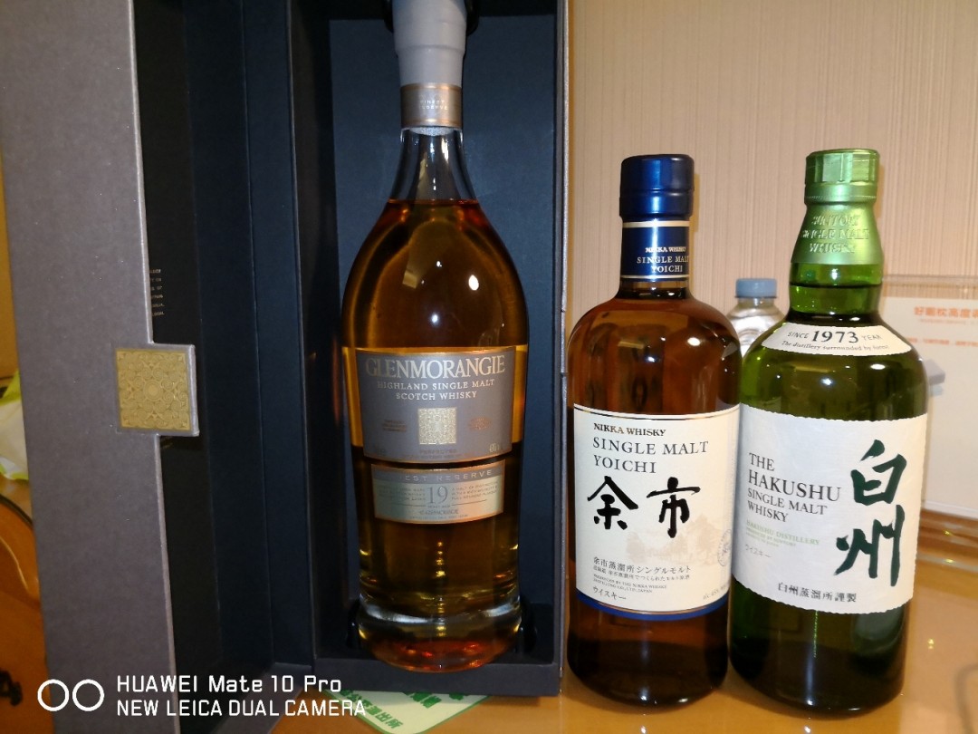 今晚逛香港免税店，很多酒想买，可惜自己一个人名额有限买不了多