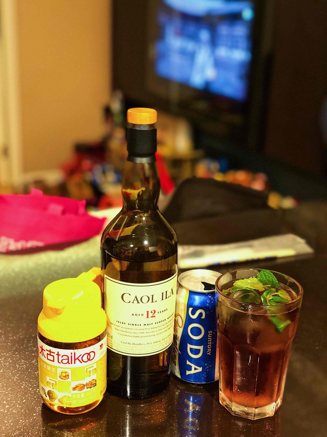 昨天调的那杯酒可能不太好看，但真的很特别。今天又做了一杯，不过照片就不行了，做法如下：薄荷叶杯底捣一捣，加入糖浆，卡尔里拉12年一份，葡萄汁两份，苏打水四份，快速转圈搅匀，放入冰块。 夹杂麦香的葡萄甜味，二氧化碳的清咧过后是一氧化碳味