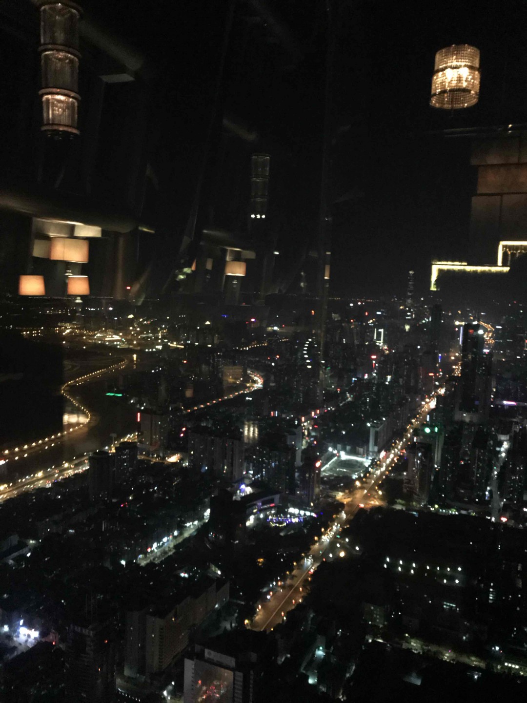 从96楼远眺，整个城市都被我踩在脚下！Dou Espresso 是进城看风水的标配！当然少不了威士忌！