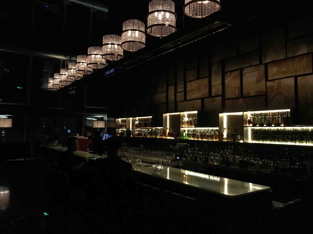 从96楼远眺，整个城市都被我踩在脚下！Dou Espresso 是进城看风水的标配！当然少不了威士忌！