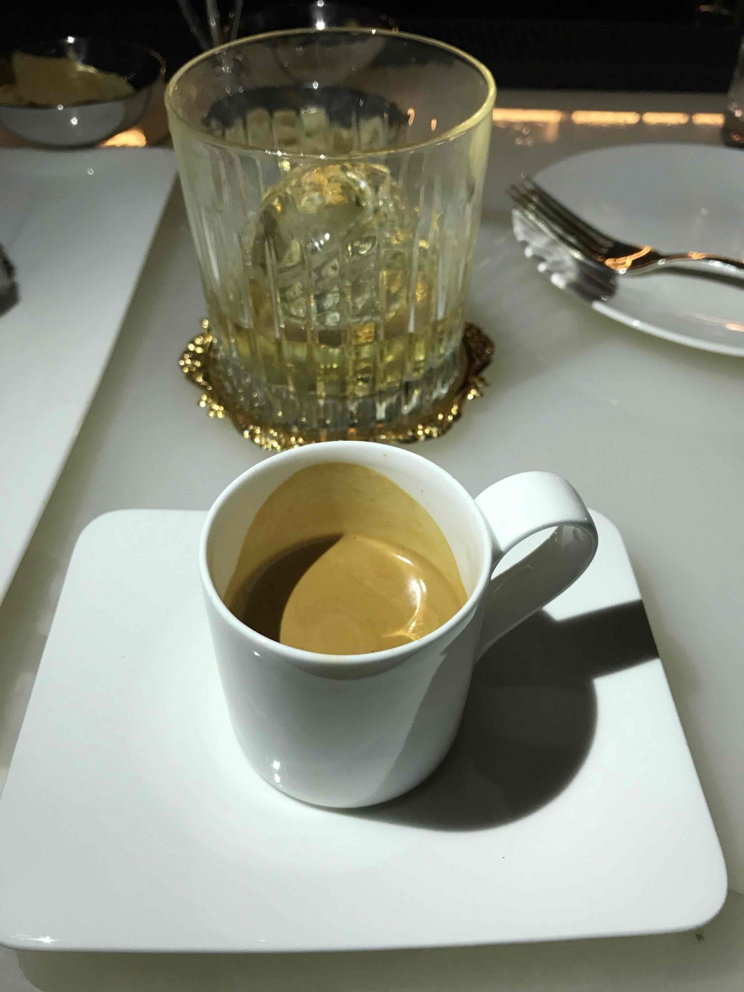 从96楼远眺，整个城市都被我踩在脚下！Dou Espresso 是进城看风水的标配！当然少不了威士忌！