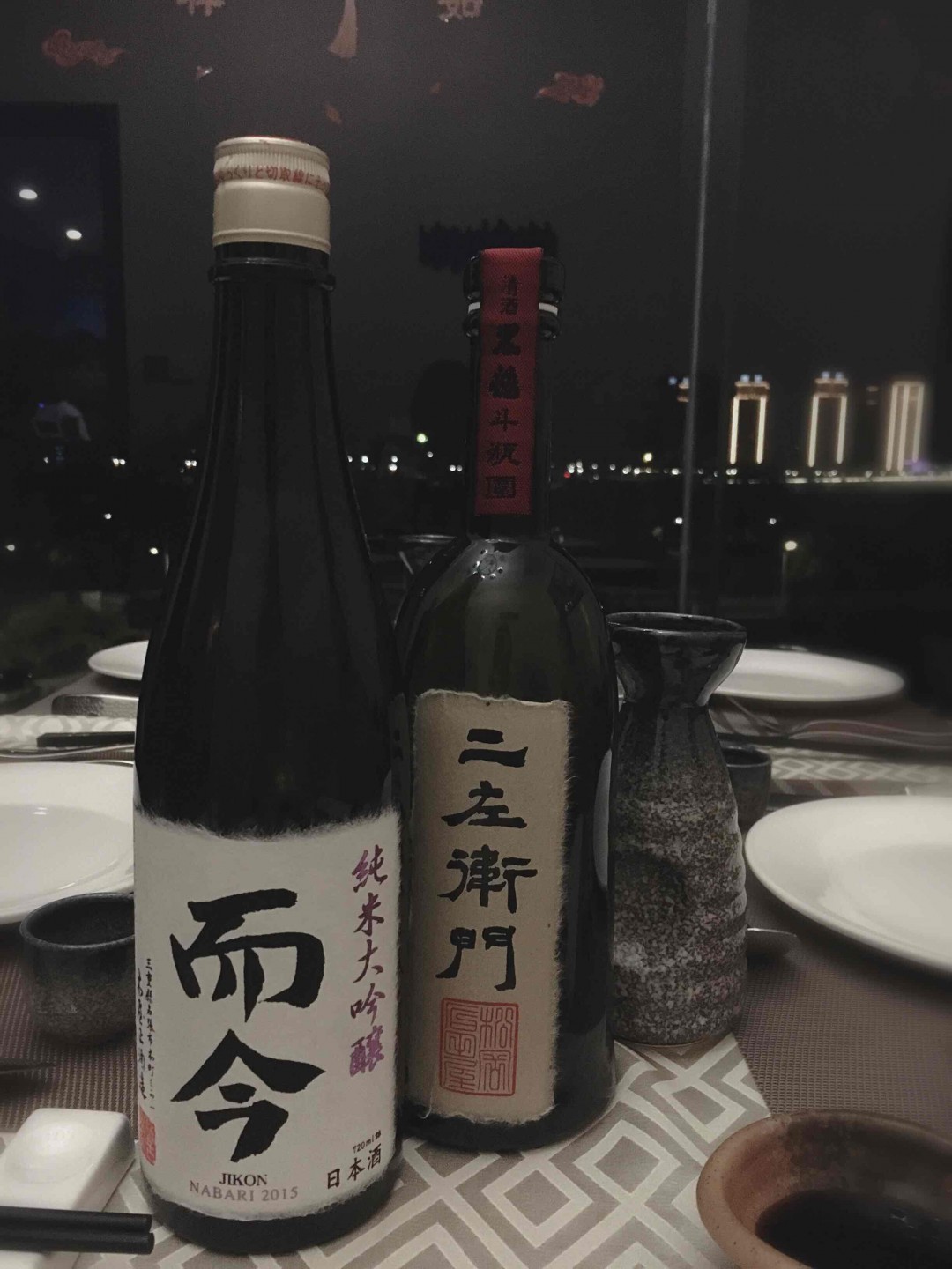 今晚的晚饭太令人失望了，餐厅出品好差，还好2少带的清酒能安慰大家的胃。果断转场楼下的寿司店，继续喝。 图二是现在喝的，大猫30年，我还在努力感受中<img src='https://sdata.whiskyworm.com/xcxpics/emoji_80.png' class='emoji' />，准备喝左一左二，有哪位大神可以帮我科普探讨一下<img src='https://sdata.whiskyworm.com/xcxpics/emoji_13.png' class='emoji' />