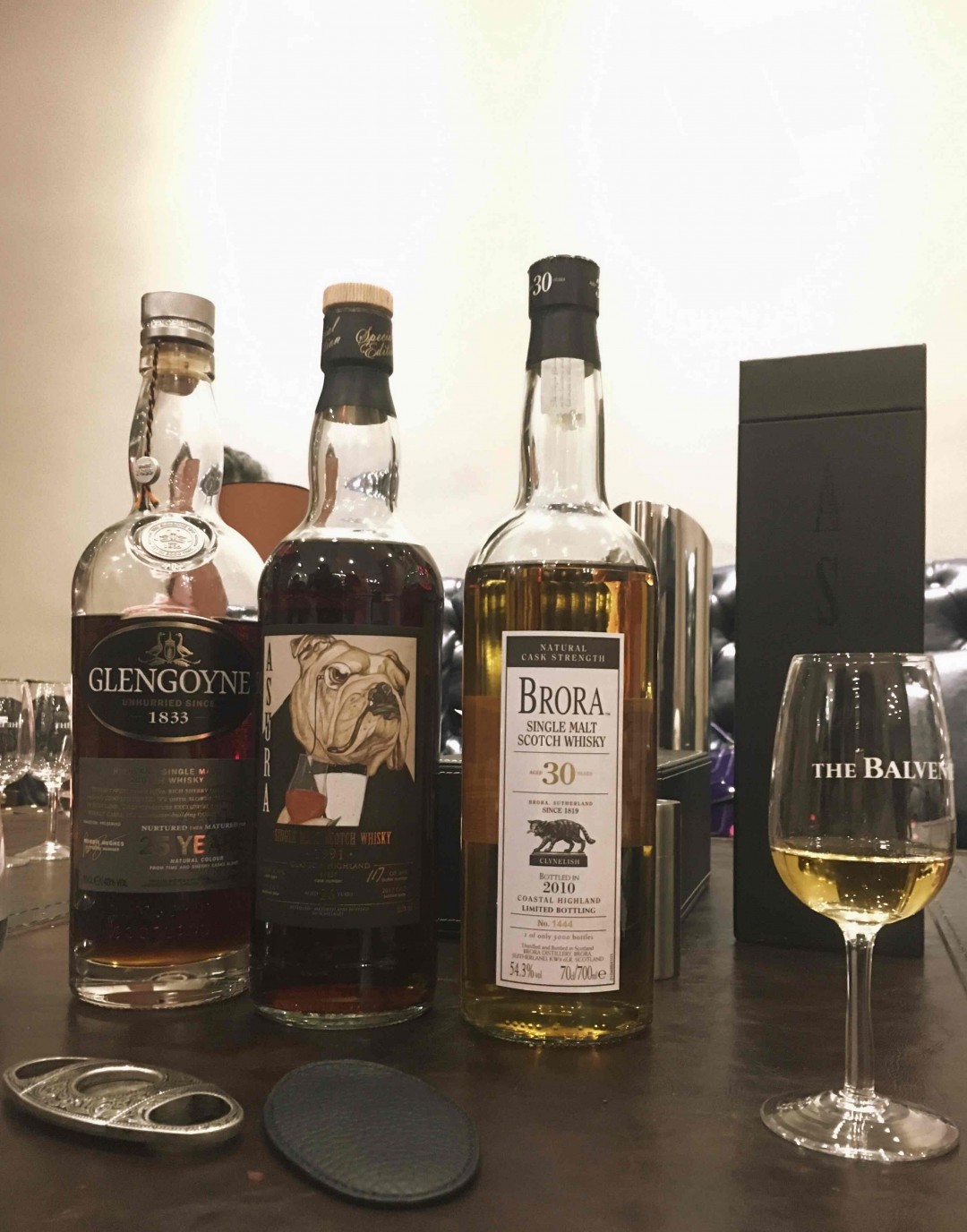 今晚的晚饭太令人失望了，餐厅出品好差，还好2少带的清酒能安慰大家的胃。果断转场楼下的寿司店，继续喝。 图二是现在喝的，大猫30年，我还在努力感受中<img src='https://sdata.whiskyworm.com/xcxpics/emoji_80.png' class='emoji' />，准备喝左一左二，有哪位大神可以帮我科普探讨一下<img src='https://sdata.whiskyworm.com/xcxpics/emoji_13.png' class='emoji' />