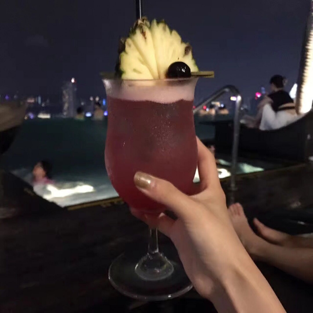 不专心的女孩子，单饮间隙