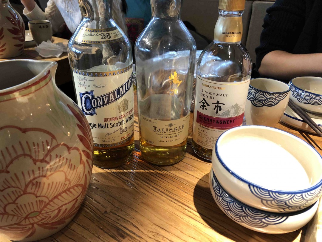 有朋自远方来 还带着好酒 自然不亦乐乎啊