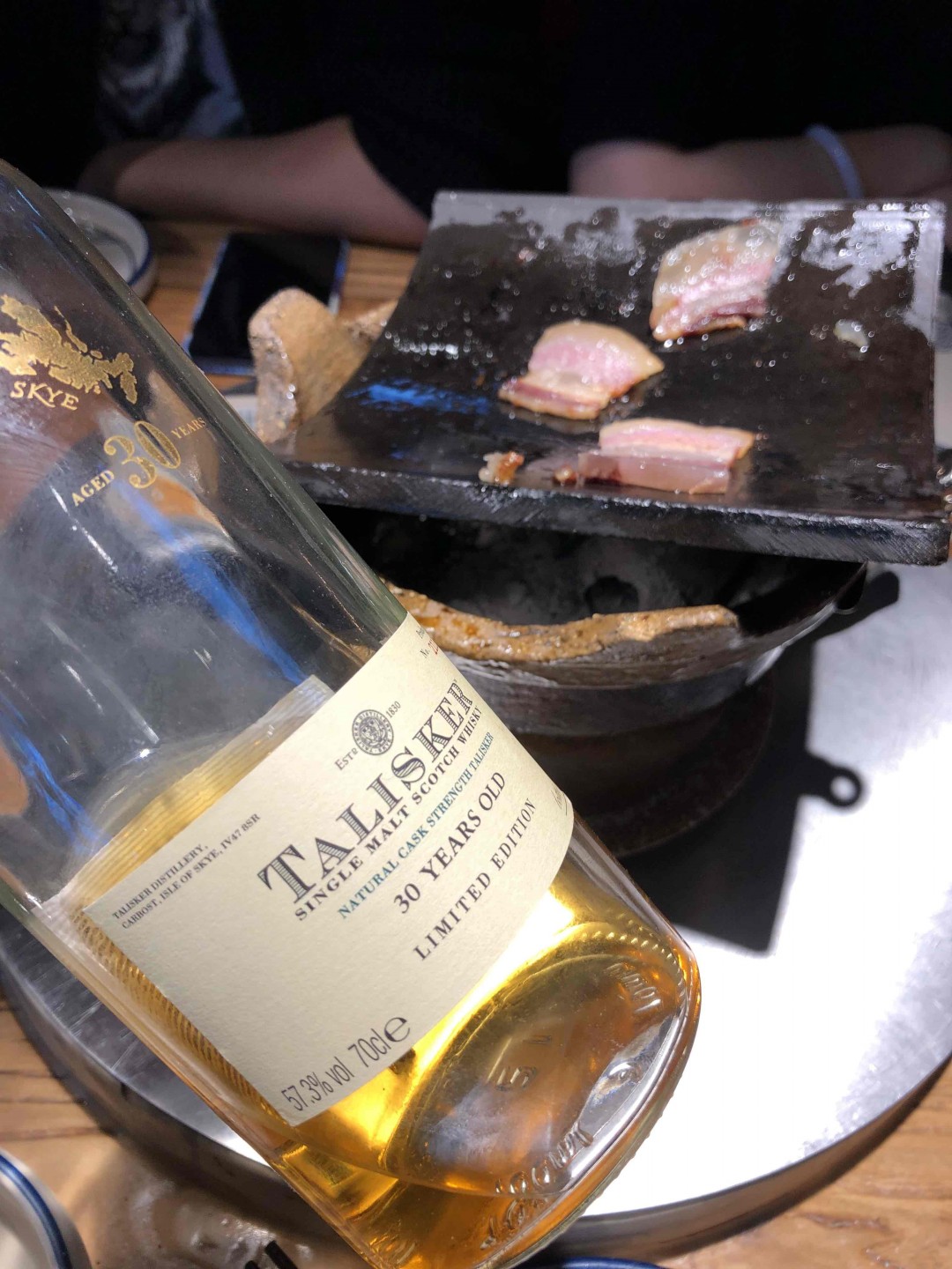 有朋自远方来 还带着好酒 自然不亦乐乎啊