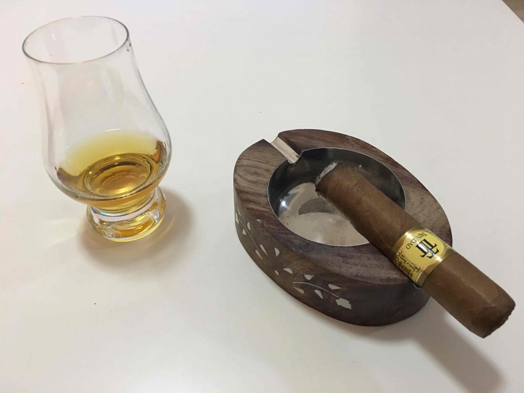 去了趟日本，终于还是没忍住。不得不说響21年果然名不虚传，机场富士山版配3T的雪茄，花香四溢，相得益彰，确实美味～