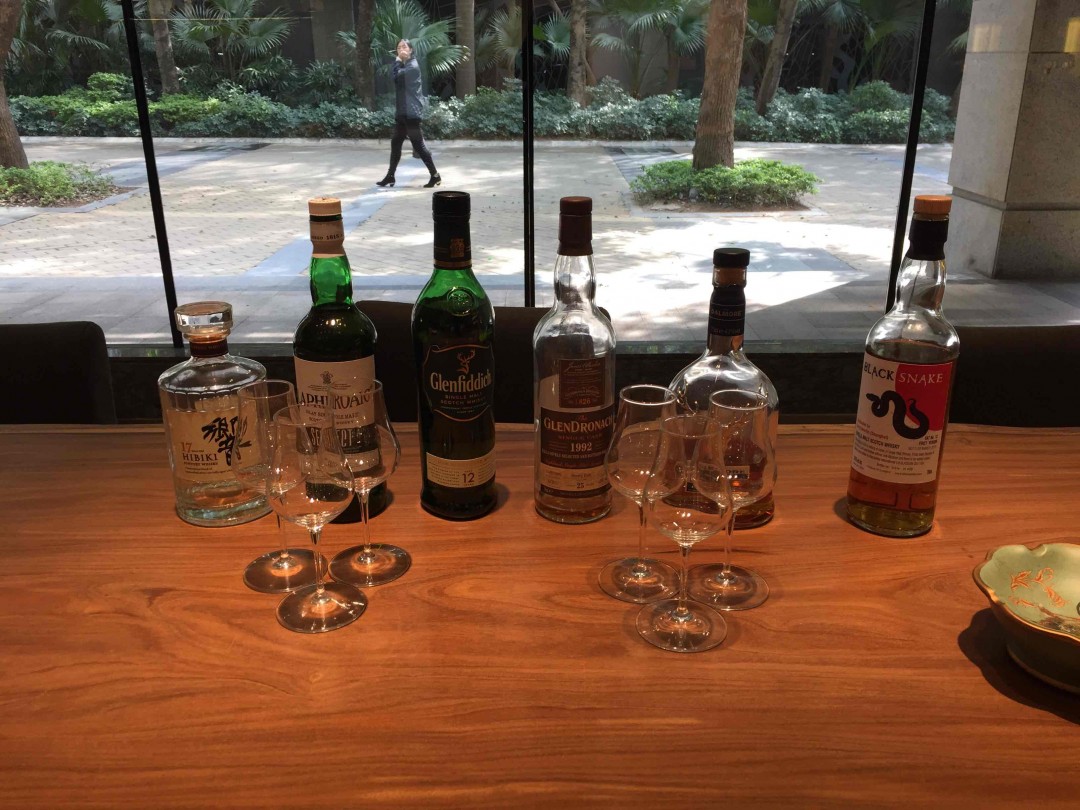 深圳左巷右巷威士忌酒庄祝大家新年快乐🎉