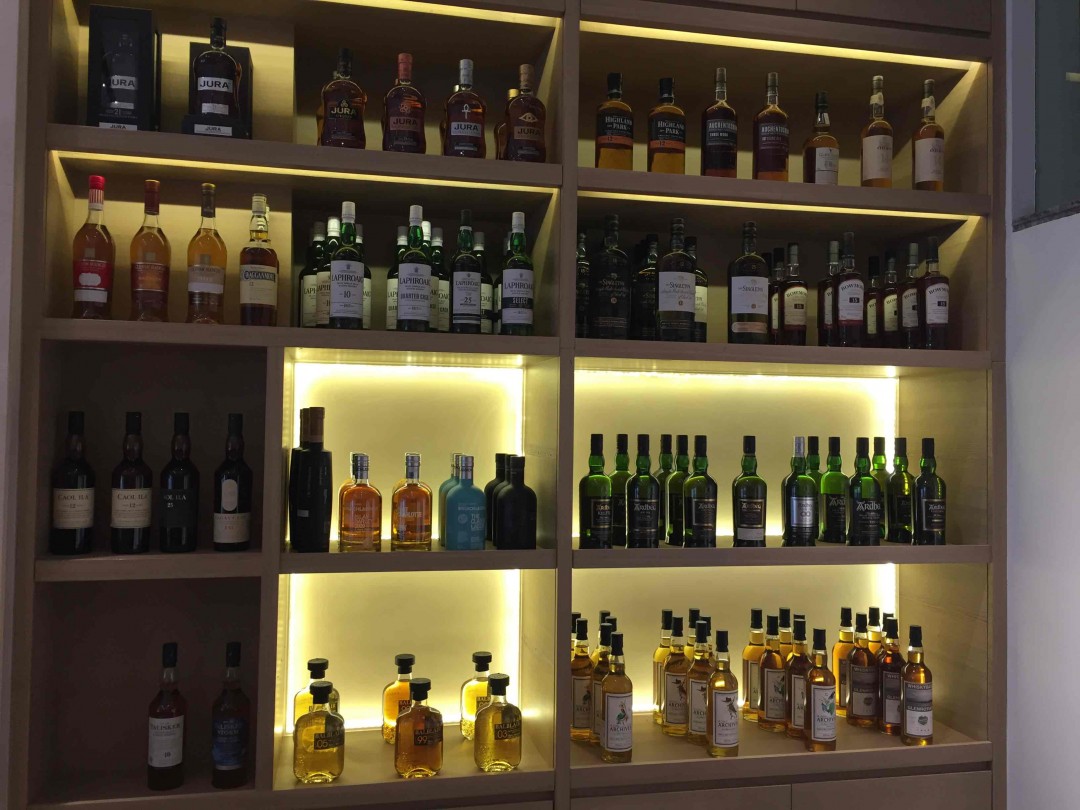 深圳左巷右巷威士忌酒庄祝大家新年快乐🎉