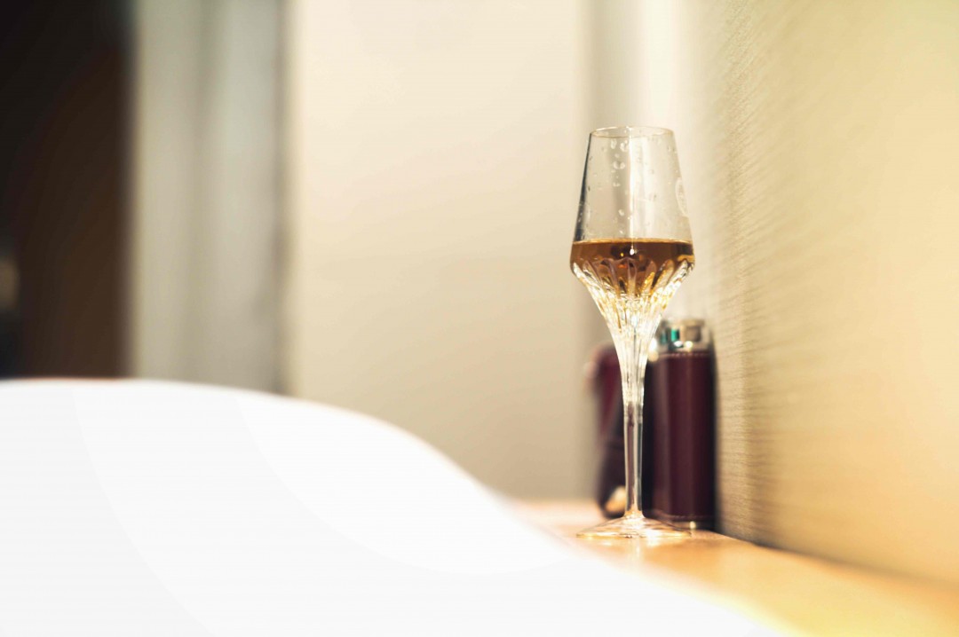 酒贵，玩玩杯子