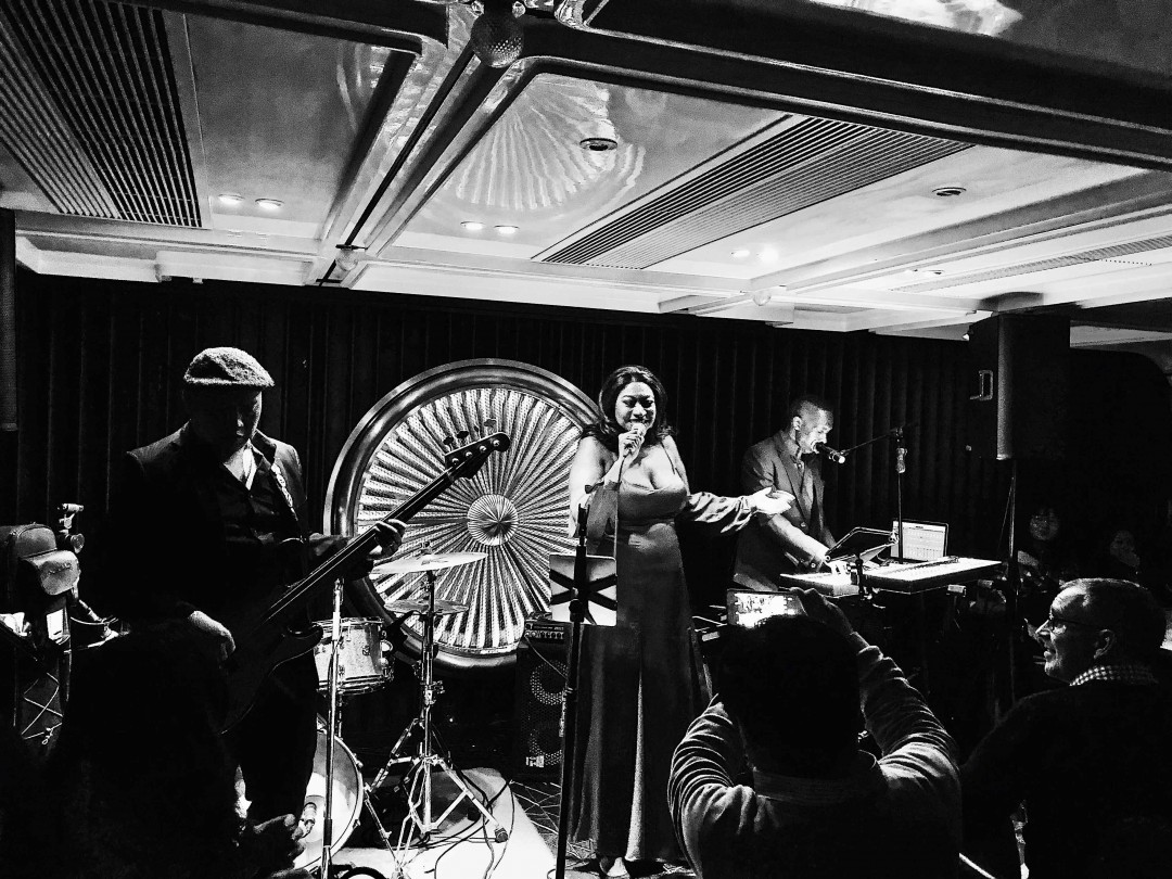 国内的吧从感觉上来说终究不如香港～