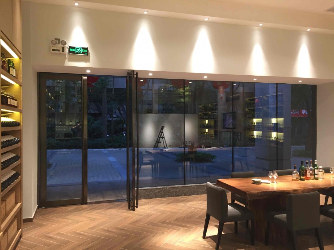 喝威士忌就是要一尘不染的环境，擦了一个下午玻璃，一尘不染，顿时舒服了！玻璃就是脸，来不得半点马虎！