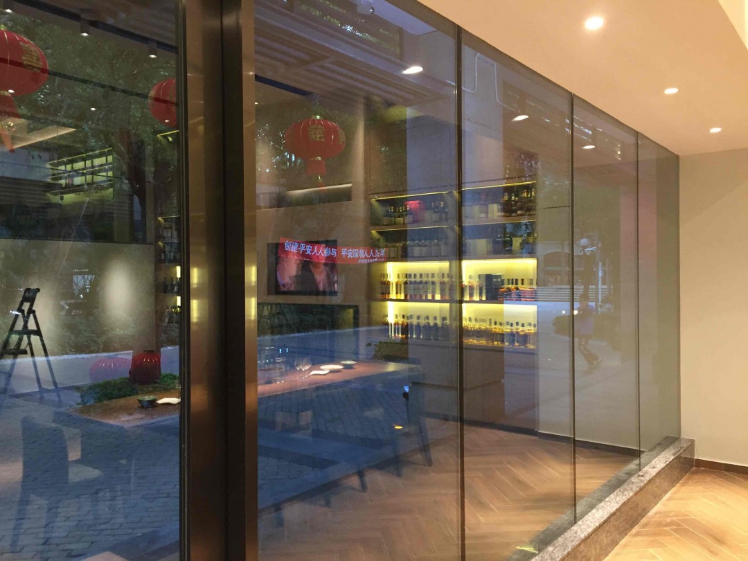 喝威士忌就是要一尘不染的环境，擦了一个下午玻璃，一尘不染，顿时舒服了！玻璃就是脸，来不得半点马虎！