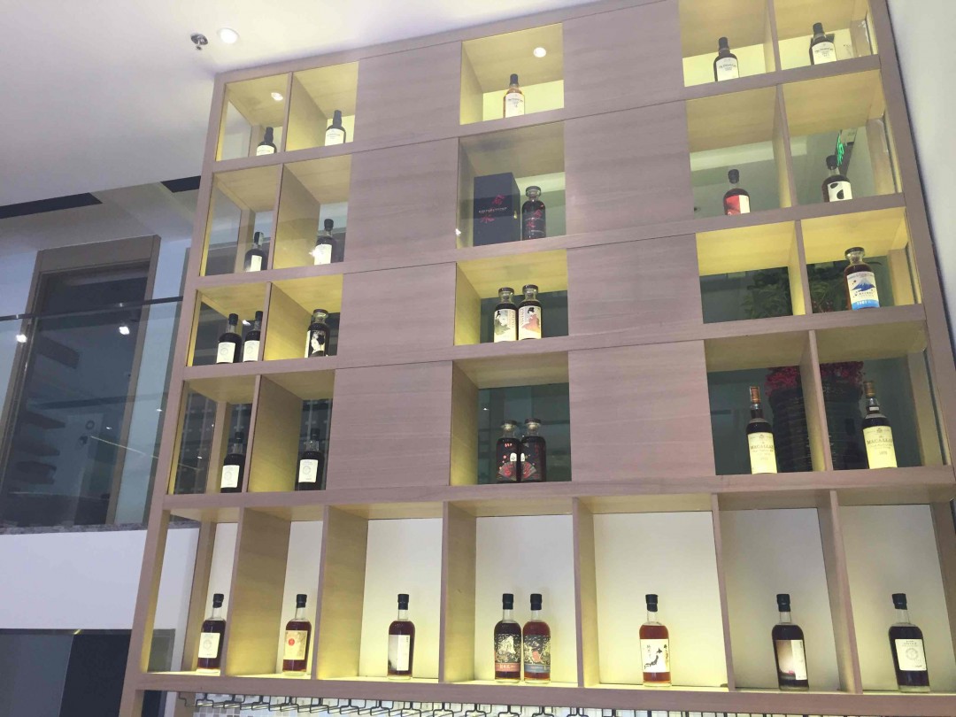 过年了请允许我炫一下，满满一柜子轻井沢，年后到一批300万的轻井沢，200支左右。