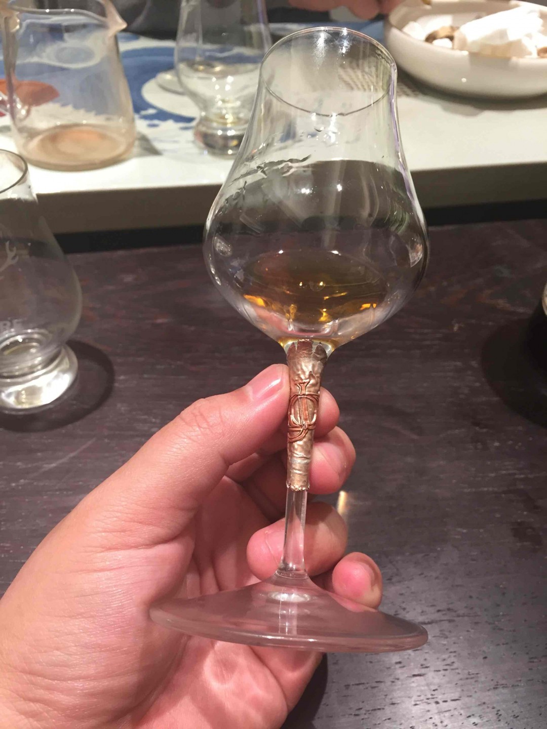 一直没有找到太好的杯子，于是用花格盖子捏在杯子上也挺好看的<img src='https://sdata.whiskyworm.com/xcxpics/emoji_22.png' class='emoji' />